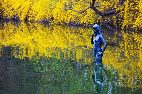 남이섬 선착장 옆 강가에 서 있는 인어공주상. 남이섬과 안데르센상의 인연은 이 동상에서 시작되었다. 사진 남이섬