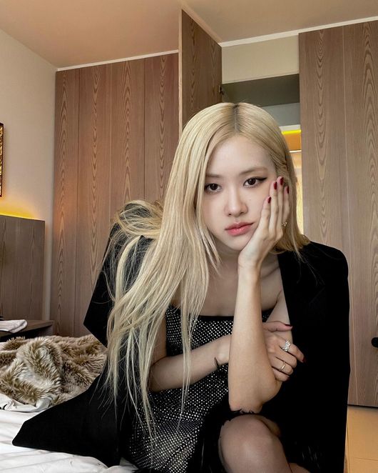 Group BLACKPINK Rosé looked at the dry body that would fly if the wind blew.Rosé posted a photo on his Instagram page on Wednesday without any comment.The photo showed Rosé taking a picture ahead of a schedule move from the room; Rosé, who had long blonde hair down, wore an overfit jacket over his shoulder.The overfit jacket makes Rosés skinny body look even more thin; Rosé showed thin forearms and calves, stimulating his diet appetite.Meanwhile, Rosé appeared on JTBCs The Sea of ​​Wish broadcast last year.
