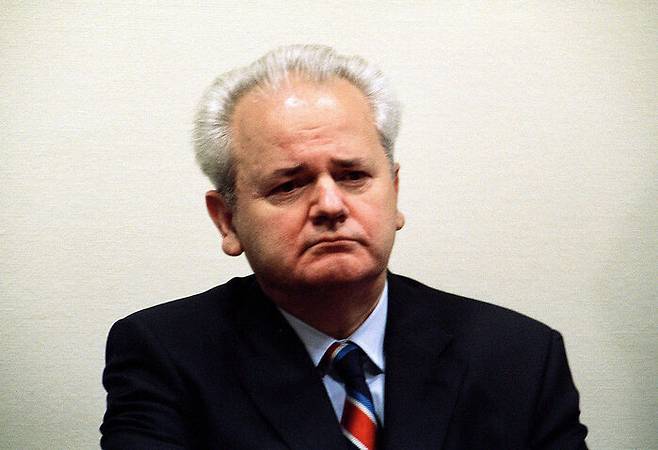 슬로보단 밀로셰비치 전 유고연방 대통령, 네덜란드 헤이그의 유고 전범재판소에 첫 출석한 모습. 2001년 7월. (게티이미지 코리아)
