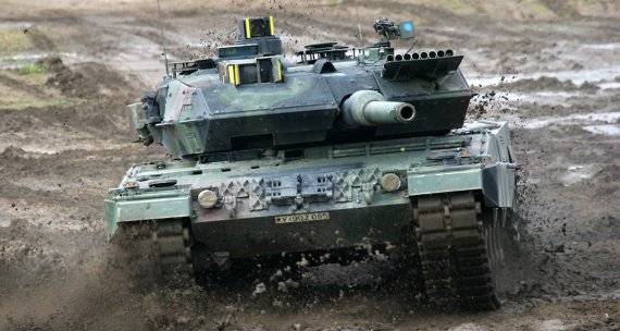 레오파르트 2. 독일 연방군의 주력 전차다. 서구권 최초로 실전 배치된 3세대 전차이며 이후 3.5세대 전차로 개량됐다. 공격, 방어, 기동성에서의 탁월함으로 2A6버전부터는 한동안 세계 최강의 전차로 평가 받았다. 그러나 독일의 열악한 국방 지원 및 엄청난 군축으로 인해 적절한 투자와 개량이 미비한 상태가 이어지고 있어, 이 지위를 계속 유지하기엔 전망이 그리 밝지만은 않다. ⦁전장 7.70 m(포신 포함 9.97m) ⦁전폭 3.76m ⦁전고 3.03m ⦁전투중량 2A6 : 59.9 t(최대 : 61.7t) ⦁포탑중량 ⦁2A6/2A6M : 21t ⦁승무원 4명(전차장·포수·탄약수·조종수) ⦁주포 Leopard 2A6/7: 55구경장 120mm 라인메탈 활강포 (Rh120 L/55) ⦁탄약 적재량 차체 전방 탄약고에 27발+포탑 좌측 버슬에 15발, 총 42발 ⦁조준 및 사격장치 2세대 Ophelios-P 차장 조준경 Fuinfosys H C4I 체계 ⦁상하 부앙각 −9°~+20° ⦁부무장 MG3A1 기관총 2정(총 4750발 적재) ⦁후방 연막탄(총 16발 적재) ⦁엔진 MTU MB 873 Ka-501 액랭식 V12 트윈 터보 디젤엔진 최대출력 1500마력 2600 RPM ⦁현가장치 토션바 서스펜션 ⦁연료용적 1160L(비전투시에는 900L로 제한) ⦁최고속도 전진 68 km/h ⦁항속거리 550km ⦁최저 지상고 540mm ⦁장갑형식 균질압연강 구조물·복합장갑. 사진=독일 연방군·내셔널 인터레스트(national interest)