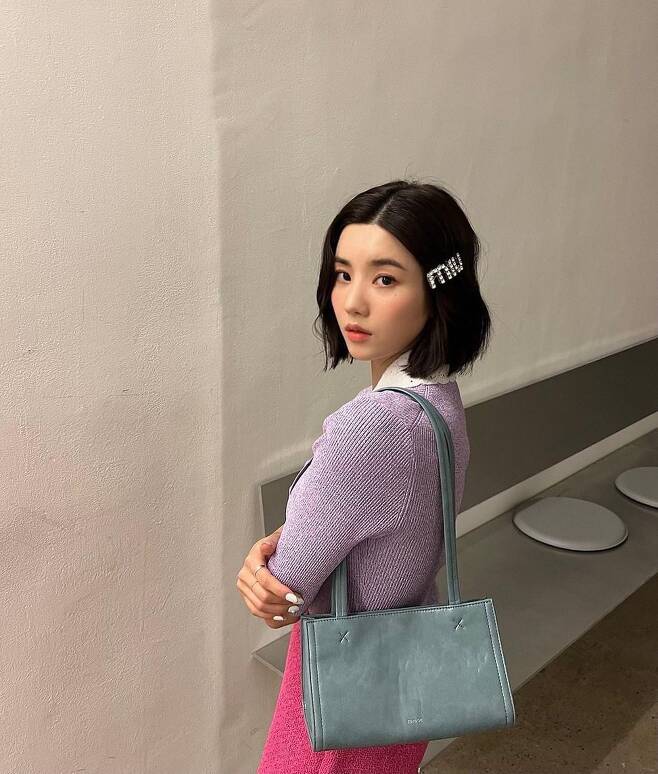 Kwon Eun-bi from group Izone showed off perfect visuals.On the 26th, Kwon Eun-bi posted several photos of the related hashtag without any comment through personal instagram.In the open photo, Kwon Eun-bi took pictures with various poses, especially his distinctive features and slim body, which attracted the viewers admiration.The netizens who saw this had various reactions such as Our Princess, I love you and Eun-Bi is so beautiful.iMBC  Photo Source Kwon Eun-bi Instagram