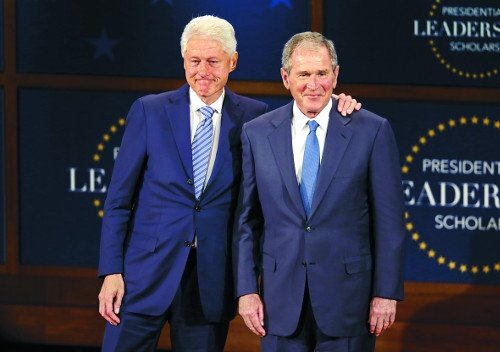 2017년 7월 13일(현지시간) 빌 클린턴 전 미국 대통령(왼쪽)과 후임자인 조지 W 부시 전 대통령이 지난 텍사스주 부시센터에서 열린 행사에서 포즈를 취하고 있다. AP뉴시스