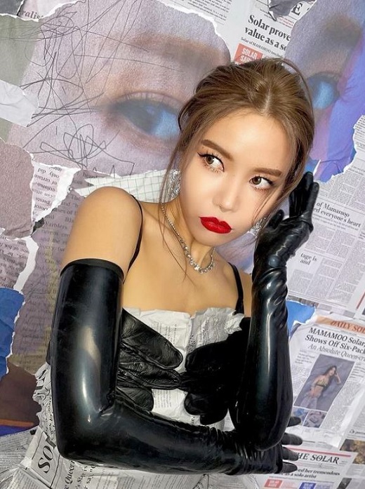 Group MAMAMOO member Sola (real name Kim Yong-sun and 31) announced the current situation.Solar posted several photos on her 27th day, saying I finally did.Solar, dressed in a dress made of several folds of wrinkled newspaper, is taking a variety of poses. Solar has created an alluring atmosphere by making RED lip makeup.It is a reminder of CreweGreece, the main character of the movie CreweGreece.Meanwhile, Solar released her first mini-album, Dragon: Face (: FACE) on the 16th.