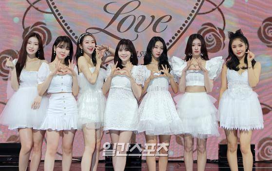 그룹 오마이걸(OH MY GIRL) 28일 오후 두 번째 정규 앨범 ‘리얼 러브(Real Love)’ 발매 기념 쇼케이스를 온라인으로 진행했다. 오마이걸(효정, 미미, 유아, 승희, 지호, 유빈, 아린) 멤버들이 포토타임에서 포즈를 취하고 있다. 〈사진=WM엔터테인먼트 제공〉 김진경 기자 kim.jinkyung@joongang.co,kr/2022.03.28/