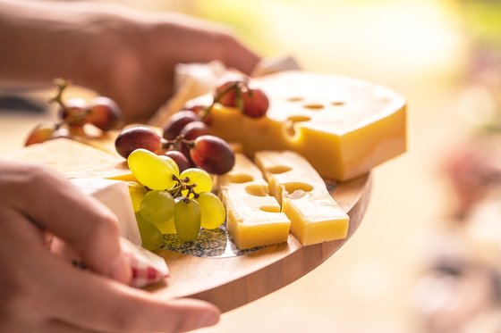 요리할 시간이 없을 때 치즈는 언제나 와인의 좋은 친구가 되어준다. 사진 pixabay