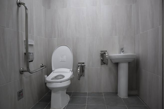 '모두의 화장실' 안에 변기와 세면대가 나란히 있는 모습. 김윤교 인턴기자