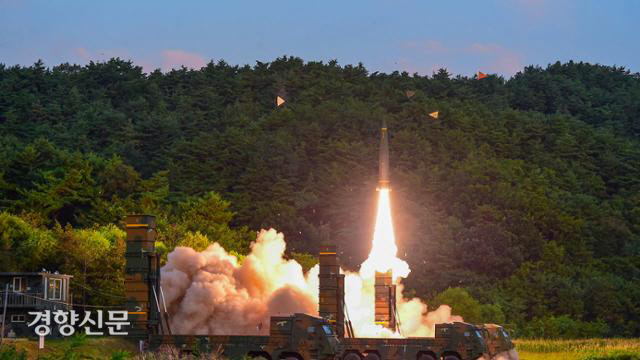 육군 미사일사령부가 24일 북한의 대륙간탄도미사일(ICBM) 발사에 대응해 동해상에서 현무 2 미사일을 발사하고 있다. 국방부