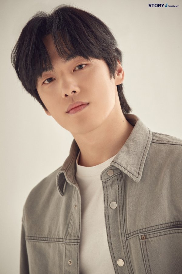 On the 28th, the agency Story Jay Company released several new profiles of Kim Jung-hyuns various charms.Kim Jung-hyun in the public photo shows softness and chic at the same time and shows off the charm of the drama and the drama.He has a clear eye and a soft smile that gives a calm but falling mood.In the following photo, Kim Jung-hyun is staring at the camera with his dark eyes, wearing a white tee and a white tee.In addition, the natural yet chic expression and delicate gestures of the viewers focused their attention at once, revealing the irreplaceable presence.Meanwhile, Kim Jung-hyun recently finished filming the movie Secret 2 Mill.