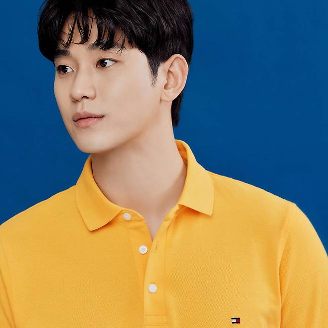 Kim Soo-hyun posted a number of photos on Instagram on the 28th and reported his recent situation.The photo shows Kim Soo-hyun taking a picture as a model of a clothing brand.Fans commented, Cute, How does blue fit in? and How old are you?