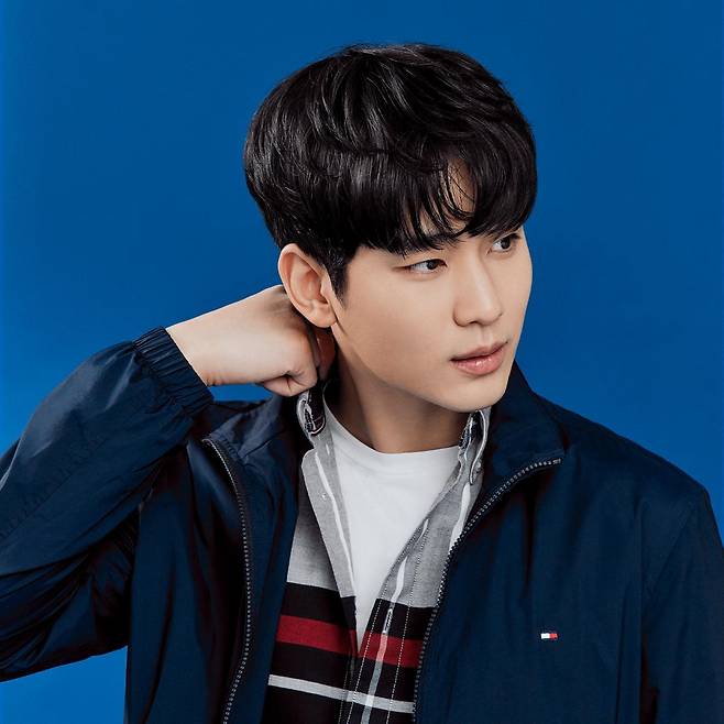 Kim Soo-hyun posted a number of photos on Instagram on the 28th and reported his recent situation.The photo shows Kim Soo-hyun taking a picture as a model of a clothing brand.Fans commented, Cute, How does blue fit in? and How old are you?