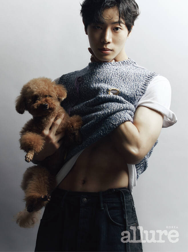 Actor chu yeong-woo came to a special picture with his dog.After debuting with the web drama You Make Me Dance last year, the April issue of the fashion lifestyle magazine Allure Korea, which has emerged as a notable new actor with successive appearances on KBS2 Police Class and School 2021, was released.This picture is a special issue of Green, which is presented by Allure Korea every April, and eco-friendly paper containing 20% of recycled pulp was used.Chu young-woo, who adopts and raises organic dogs, has completed a different picture with his dog Chuku and Chusun through this picture.He boasts a beautiful visual with a dog, and he is captivating his eyes with his mature appearance, not only his warm appearance but also his abs.In an interview with the photo shoot, Chu young-woo expressed his views on the importance of organic dogs and life from the moment he adopted organic dogs.He said he had decided to adopt after hearing the story at a dog farm, and he was very comforted by Chushun. He also expressed his happiness by saying, I tell you about secrets, and when I get tired of work and go home, I feel like humanity is filled there.Chu yeong-woo, who is interested in sponsoring and donating after adopting chuku and chusun, is expanding his world.I sometimes wonder what Engine of Youth is like to live with dogs like the Engine of Youth that lives in each person, he said.The interviews with the pictures of Chu young-woo, dog dog kuku, and kusun can be found in the April issue of Allure Korea.Photo Allure Korea