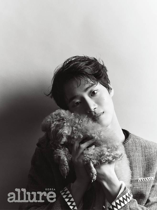 Actor chu yeong-woo came to a special picture with his dog.After debuting with the web drama You Make Me Dance last year, the April issue of the fashion lifestyle magazine Allure Korea, which has emerged as a notable new actor with successive appearances on KBS2 Police Class and School 2021, was released.This picture is a special issue of Green, which is presented by Allure Korea every April, and eco-friendly paper containing 20% of recycled pulp was used.Chu young-woo, who adopts and raises organic dogs, has completed a different picture with his dog Chuku and Chusun through this picture.He boasts a beautiful visual with a dog, and he is captivating his eyes with his mature appearance, not only his warm appearance but also his abs.In an interview with the photo shoot, Chu young-woo expressed his views on the importance of organic dogs and life from the moment he adopted organic dogs.He said he had decided to adopt after hearing the story at a dog farm, and he was very comforted by Chushun. He also expressed his happiness by saying, I tell you about secrets, and when I get tired of work and go home, I feel like humanity is filled there.Chu yeong-woo, who is interested in sponsoring and donating after adopting chuku and chusun, is expanding his world.I sometimes wonder what Engine of Youth is like to live with dogs like the Engine of Youth that lives in each person, he said.The interviews with the pictures of Chu young-woo, dog dog kuku, and kusun can be found in the April issue of Allure Korea.Photo Allure Korea