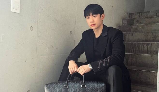 Actor Jung Hae In has revealed the latest trend of chic charm.Jung Hae In posted a picture on his instagram on the 28th.This photo shows Jung Hae In staring at the camera with a expressionless expression.Jung Hae In, in an all-black suit, showed off her intense charisma as well as sculptural appearance, and focused attention on netizens.Meanwhile, Jung Hae In is about to appear in the drama Connected Netflix series D.P.2.