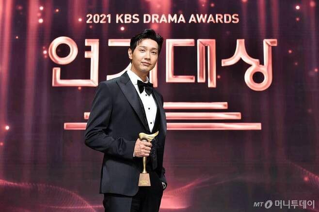 I never expected the award, said Ji Hyun Woo, an actor who won the Grand Prize at the 2021 KBS acting Grand prize for KBS 2TV weekend drama Gentleman and Young Lady.On the 29th, Ji Hyun Woo said, I feel like a gentleman and young lady who finished with a high audience rating of nearly 40%.According to his agency, Ji Hyun Woo said, I am honored to be able to complete this work together and finish it safely. I wanted to express it well because I have not experienced it, and I wanted to finish it well with the heart that I should do well.As for the character of Ise Father, I did not marry, I did not have a child, I even had a nephew, but I think Jenny, Sechan and Sejong were so lovely later, and I could endure because of the love they gave me.I think I learned a little bit of the real Fathers mind when I was with the three children. Among the plays I played, Lee Young-guks charms were honesty and honesty.He said, Lee Yeong-guk may think that honesty is frustrating in some ways because he is based on the base, but he thought he should be honest and took it with him.I did not expect the award at all, he said, referring to the so-called Ji Hyun Woo + Fool expression, which was embarrassed after the KBS acting Grand prize, which was once a topic. I was surprised to call my name in a place I did not think.In fact, at first, I did not hear my name at all, but everyone seemed to see me, What is it? And I think it was because I thought it was someone else. I came home and thought about it, and I thought that I had a Grand Prize because I had actors who breathed with me. I talked about it when I received the award, but I received it as a representative of gentleman and young lady He said modestly.My friends are funny and I am funny around, he said. At some point, the children were mimicking my tone.I used to imitate someone when I was a child, but I think it is a fashion, and in that sense, I think Lee Young-guk has become a distinctive character. I need time to find me again now, so I want to have time to go back to me now, he said. I can not see the children who have been together for a long time every day, so I have time with the children and I think I should spend well with England.Finally, he added, I promised to those who loved Lee Young-guk that I should keep my promise by listening to the Grand Prize several times every time I was not ashamed of you. I am glad that I kept my promise in the line I can do. Mr. Director, Mr.On the other hand, Ji Hyun Woo, who made his debut as a guitarist in Munchild in the second year of high school in 2001, passed the youngest job in KBS 20th bond talent in 2003 and received many people such as Old Miss Diary, Merry Daegu Siege, My Love Prohibition.