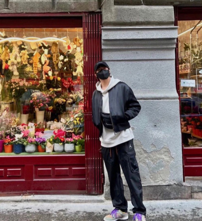 Actor Lee Hyun-woo delivered memories of Budapest.Lee Hyun-woo posted several photos on his instagram on the 28th without any phrase.Lee Hyun-woo, who is in the public photo, is traveling in simple clothes. Although he covers his face with a hat and mask, Lee Hyun-woos visuals are not covered.The netizens speculated that Lee Hyun-woo enjoyed a great deal of fun in Budapest, Hungary, where he visited the movie Dream.The netizens who watched the photos were happy with Lee Hyun-woos recent situation, such as I really want to see it for a long time and I want to go to Budapest.Lee Hyun-woo returned home through Incheon International Airport after filming the movie Dream on the morning of the 29th.Photo Lee Hyun-woo SNS