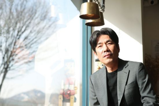 The movie Missing You, which has been drifting after the actors sexual harassment, meets a new distributor and takes the theater in five years.Distributor Mindmark said on the 30th that the film Missing You (director Kim Ji-hoon) will be released on April 27.Missing You which was filmed in 2017, was released indefinitely after a series of revelations by leading actor Oh Dal-su (Me Too and I were also hit) of Me Too.To make matters worse, it became even further away from the theater when it was announced that 1999-born actor Jung Yu-an, who starred in the role of Oh Dal-sus son in the play, was investigated by police for molesting a woman he met at a bar in January 2019.Since then, he has not been able to renew his contract with his agency and has been dropped out of the drama.Jung Yoo-an divides into school violence attackr Yoon Jae in the play, and Oh Dal-su Acts Yoon Jaes father Do Ji-yeol.The amount of Oh Dal-su is said to be incapable of editing in the drama, but it has enough time for the second half of the work.Fox, which was in charge of investment distribution, withdrew from the Korean film investment distribution business after the merger with Disney and withdrew from the domestic market. In April 2020, it was decided to release the distribution rights to the comprehensive content company Mindmark established for Shinsegae Groups new business.The film is based on the same name in Japan, and depicts the ugly people of parents who want to cover up the incident for their children, who are identified as attackrs, the names of four people left in a letter from a student who threw himself.It is expected to stimulate the sympathy and anger of the audience by deeply putting the school violence material in the eye of the attackr.Actors Seol Kyung-gu and Moon So-ri are expected to take center stage with heavy acting.The risk of sex scandals is homework: It is time to see if your parents faces will overcome the controversy and deliver the message of the drama well, and what evaluation will be received from the audience.
