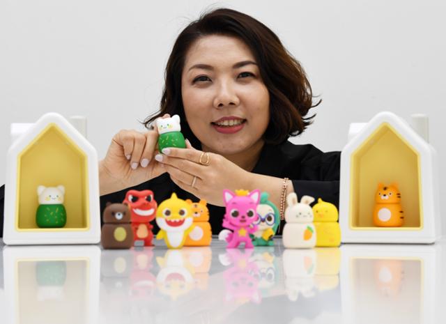 박지희 코코지 대표가 서울 언주로 사무실에서 미취학 아이들을 위해 개발한 교육용 오디오 플레이어 '코코지 하우스'와 '아띠'를 들어 보이고 있다. 홍인기 기자