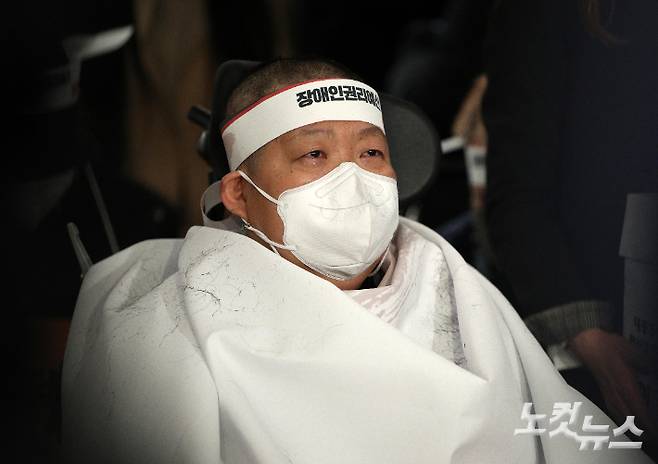 30일 서울 종로구 지하철 3호선 경복궁역 탑승장에서 전국장애인차별철폐연대가 진행한 장애인권리예산 및 관련법 개정 요구에 대한 인수위 답변 촉구 삭발 투쟁 결의식에서 이형숙 서울시장애인자립생활센터협의회장이 삭발한 뒤 눈시울을 붉히고 있다. 박종민 기자