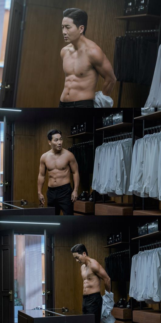 Actor Ha Do-kwon showed off his charm in reverse with his muscular body in the OCN drama a superior day.Hadokwon is currently working as a perfectionist elite murder contractor Bae Tae-jin in the OCN Sunday drama a superior day.He is a bloodless, tearless figure who manipulates Ho-Chul Lee (Jin Goo Boone) and his daughter as a scapegoat to catch the Richgirl killer, like Marionette.Among them, the muscular body of Hadokwon, which was unveiled in the last episode, caught the attention of viewers.Dong-ju (Kim Do-hyun), who struggled together to find Ho-chuls daughter, eventually died by Bae Tae-jin, and blood stains are buried at the end of Baes sleeve during this process.Taejin, who discovered this, was exposed to the solid upper body muscles in the scene where he swallowed and changed clothes by pressing anger.Regarding this, Hadokwon said, I thought it was a very important scene for the character Bae Tae-jin.I was judged that the body, which is better trained than the ambassador of the hundred words, will show the life of Bae Tae-jin to the viewers more convincingly and clearly. It was not easy to secure exercise time with busy shooting, so I managed it as a low-salt, low-water-oriented diet, and I was willing to do it as much as I lacked physical time.The most difficult moment to prepare was I did not have any salt for three days before the exposure, but this period was the hardest, he said. I am sorry that I can not show a more perfect appearance because I do not have enough time.Finally, Trainers who exercise together helped me to exercise until just before shooting, he said, thanking his colleagues for their support.In this drama a superior day, the elite serial killer Bae Tae-jin showed a brilliant transformation.As the killer character of Hadokwon is created with the harsh eyes and heavy pressure, the interest of viewers about the digestive power of the character that Hadokwon will show is soaring day by day.a superior day starring Ha Do-kwon is broadcast every Sunday night at 10:30.OCN is provided.