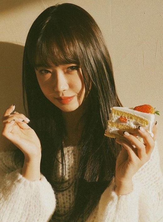 Group Weki Meki member Choi Yoo-jung, 23, has oozed a pure charm.Choi Yoo-jung released a number of photos on Instagram on Sunday.In the photo, Choi Yoo-jung is holding a bread with one hand in a shoulder-revealing top, with a lovely smile and bright atmosphere reminiscent of First Love impressive.Meanwhile, Choi Yoo-jung met viewers through MBC liberal arts program Off the Record last November.