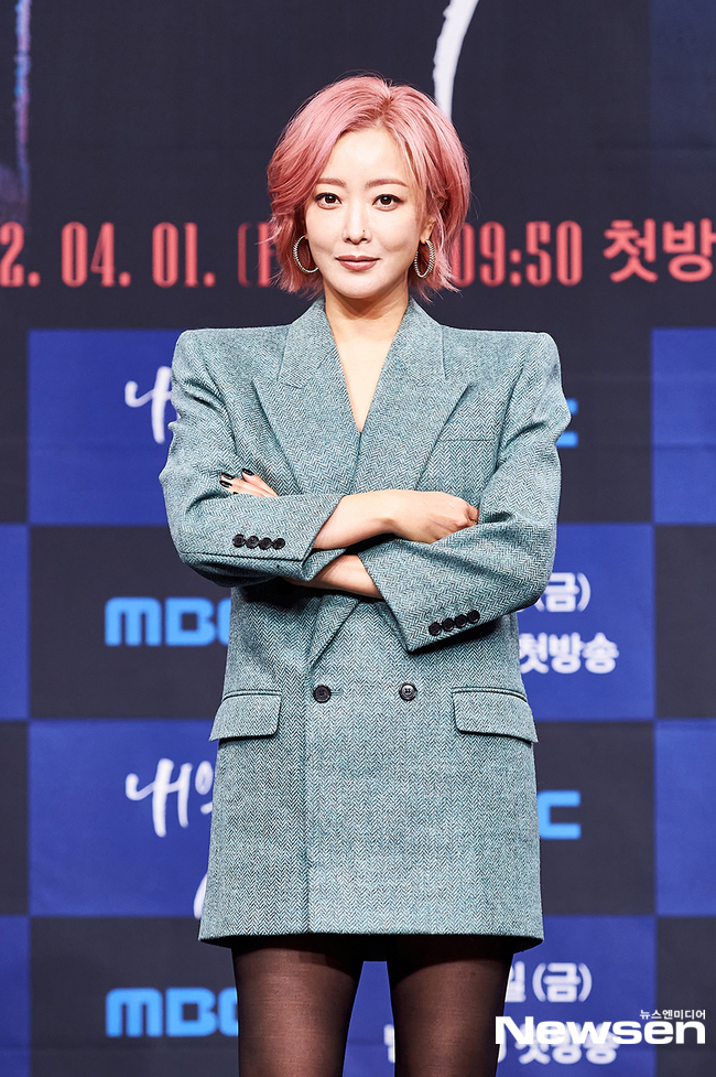 Kim Hee-sun heralds cider characterKim Hee-sun opened his mouth on the pink hairstyle at the MBCs new gilt-to-dark drama tomorrow (playplayplayplay by Park Ran, Park Ja-kyung, Kim Yoo-jin/director Kim Tae-yoon, Sung Chi-wook/Produced Super Moon Pictures, Studio N) online production presentation on April 1.In fact, I think I have received more attention because of this hairstyle. If I was just a long hair in black color, I would not have been interested in this much.I have a lot of roles I have played, but this was the first time I have ever played such a role. I was afraid, but I chose it because the story, the work, the webtoon, the director, and the actors were all so good. Kim Hee-sun also said, Heads are grown. You can get scalp care. Scalps are okay at all.The pink dye keeps falling out, he said.I also mentioned intense makeup: Kim Hee-sun said, I make my eyes red, but youll know when you see Drama.Ive never been dressed so hard in Drama, and Ive always been wearing an A-line skirt and knitwear and wearing leather pants. Im doing everything I want to do.
