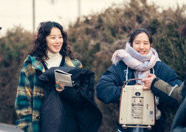 TVNs Saturday Drama Twinty Five Twinty Hana (played by Kwon Do-eun, directed by Jung Ji-hyun and Kim Seung-ho) released the behind-the-scenes cut of the fire.In the 1998 era, a photo of the shooting scene of Kim Tae-ri, Nam Joo-hyuk, Ji Yeon Kim (WJSN Bona), Choi Hyun-wook, Lee Joo-myung, etc., which played a brilliant youth story in the Wenty Five Twenty One, which depicts the wandering and growth of youths who were deprived of their dreams, was released through the production team.The photos released by the production team included Kim Tae-ri, Nam Joo-hyuk, Ji Yeon Kim, Choi Hyun-wook and Lee Joo-myung, all of whom were united in complete form.The five people who pose with a cool smile burst into laughter and create warmth.In addition, Kim Tae-ri, Ji Yeon Kim, Choi Hyun-wook, and Lee Joo-myung show a good atmosphere with their shoulder in the sun high azit with memories of school days.Kim Tae-ri, who is the strongest positive energy player in the play, has created a happy smile in various parts of the film, while confirming the scene taken with Ji Yeon Kim, but constantly smiling brightly, encouraging the atmosphere of the scene.Nam Joo-hyuk played a big role as a laugher maker on the set equipped with unique humorousness.With his witty ad-lib and playful reaction, he played a role as a first-class player to make the whole scene into a laughing sea.The hard teamwork and warm friendship that Actors have united together, such as Kim Tae-ri, Nam Ju-hyeok, Ji Yeon Kim, Choi Hyun-wook, Lee Joo-myung, etc., are the driving force behind creating a pleasant and warm scene, the production team said. I want you to expect two stories that have been played by the drivers to the end, and the rest of the story is done.Twenty Five Twinty One will be broadcast 15 times at 9:10 pm on the 2nd.