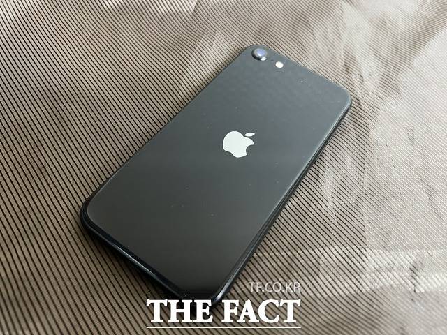 애플이 2년 만에 선보인 보급형 모델 '아이폰SE3'을 일주일가량 사용해봤다. /한예주 기자