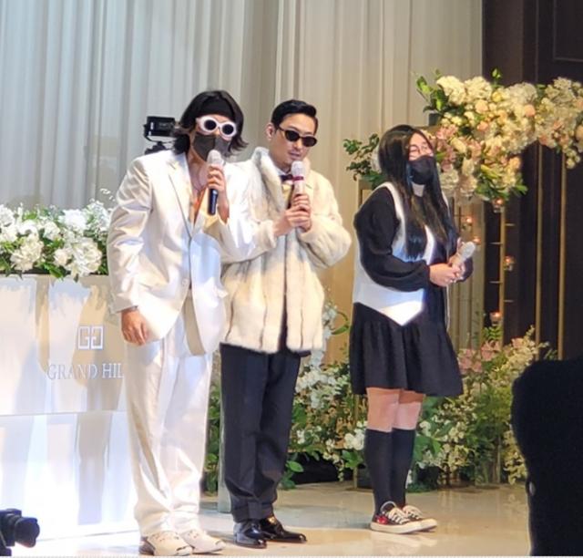 The comedian and actor Lim Soo-hyun became a couple. The wedding was made up of a great performance.Many comedians, including Lee Soo-geun and Oh Nami, attended the event.On the afternoon of the afternoon, a wedding ceremony was held between Chung Chan-min and Lim Soo-hyun at the Grand Hill Convention in Gangnam-gu, Seoul.He had a long and stable manner of dedication that had raised the mood for the wedding.Chung Chan-min gave a big smile to the guests by emitting the wit of the comedian from the order of the grooms entrance.KBS2 Gag Concert popular corner Yellow Sea appeared in the costume, surprised everyone, he took off his clothes and turned into a wonderful groom.The priests position was not unusual, and as soon as everyone was waiting, a priest with a bouquet covered his face appeared, but it turned out to be a secret camera prepared by his colleague.The atmosphere was warmed up, and then the beautiful bride Lim Soo-hyun appeared with her fathers hand, and the father-in-law of Jeong Chan-min also boasted a brilliant sense.He took a sparkle from his suit pocket and sprinkled it himself, celebrating his daughters marriage.The first song was composed by the comedians Lee Sang-ho and Lee Sang-min, who selected Wol Mom and gave a wonderful song to the parents of Chung Chan-min and Lim Soo-hyun.Singer Park Wan-kyu then appeared and received a hot applause.Park Wan-kyu said, If I do not celebrate, I have come to say that Chung Chan-min will do voice phishing. He gave a witty comment and gave a touch to Before I Love You.Finally, the celebration stage of the mixed group Sammai (3my, Lim Woo-il, Chung Chan-min and Cho Soo-yeon), where Chung Chan-min is a member, was followed.The new song Winter Hunting Song, which was released for the first time through the wedding ceremony, was released this afternoon.The guests were also gorgeous. Lee Soo-geun, Hur Kyung-hwan, Oh Nami, Ryu Geun-ji, Park So-young, Kim Ji-ho and many other comedians attended and congratulated them.On the other hand, Chung Chan-min made his debut as a comedian of 27 KBS bonds in 2012.In Gag Concert, the corner of voice phishing was announced to the public as Yellow Sea, and now he is active in Winning Person.