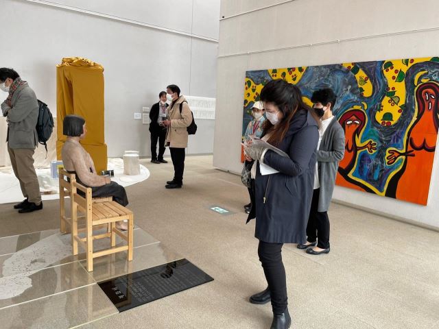 2일 일본 도쿄도 구니타치시에 있는 구니타치시민예술홀 갤러리에서 개최된 '표현의 부자유전 도쿄 2022'에서 시민들이 평화의 소녀상을 관람하고 있다. 연합뉴스