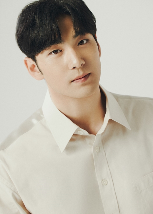 Singer Baek Ho (real name Kang Dong-ho), a former New East singer, released a new profile image.Pledice Entertainment, a subsidiary company, released a new profile image that shows various aspects of Baekho through official SNS on the 1st.In the new profile image, Baekho showed a warm and soft charm with a subtle smile, and a deepened atmosphere with a charismatic look in black turtleneck styling.Baekho has been recognized as a musical actor for his acting skills in succession with the musical Song of the Sun and Alta Boyz and Equal.Baekho also boasted an explosive voice in March, singing KBS 2TV drama Crazy Love OST Part.3 Queen!Baekho, who has shown off the aspect of an all-round entertainer with his activities that cross the genre, will continue his various activities this year and meet fans.