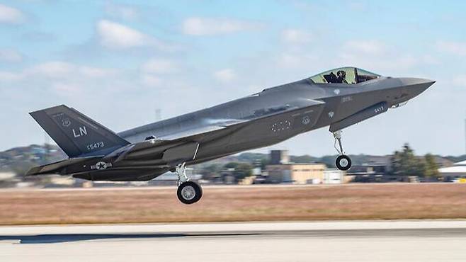 F-35A 전투기가 비행훈련을 위해 활주로에서 이륙하고 있다. 세계일보 자료사진