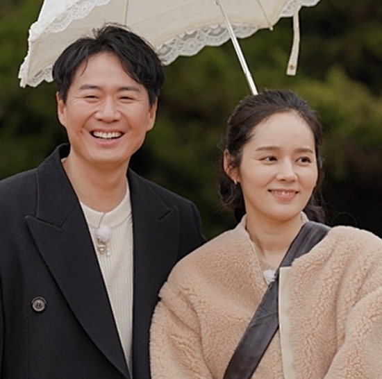 Yeon Jung-hoon and Han Ga-in, who appeared together on the first two nights of broadcasting, soar the members love desire with the romance of the Tteam couple.KBS 2TV Season 4 for 1 Night 2 Days (hereinafter referred to as 1 night and 2 days) Not good in Gurye feature on the 3rd, depicts a sweet travel with super-exclusive guest Han Ga-in.On this day, Yeon Jung-hoon invokes a lover mode in the appearance of his wife Han Ga-in.Yeon Jung-hoon cares about his wife while he listens to his baggage, and he gives members a nervous airflow by carefully explaining Han Ga-ins entertainment style.In a two-shot shot, DinDin is impressed by the broadcast, saying, It is a picture.At this time, Mun Se-yun invokes a playful act and asks two people to exchange their eyes.Han Ga-in is surprised to say, Do not do that! For a while, he makes eye contact with Yeon Jung-hoon and makes a natural skinny and produces a scene of a romance movie.So, unmarried members as well as married man Mun Se-yun cheer and explode envy.Yeon Jung-hoon and Han Ga-in then show off a sweet kiss and turn the scene over.The members who witnessed this scene showed the excitement that can not be controlled by sprinting the filming scene, and Kim Jong-min said, Have you seen it?Yeon Jung-hoon, Han Ga-in kissed!The production team that watched was reported to have been unable to hide their hearts pounding with their feet, and the main broadcast with the Lovers couple is more awaited.Koreas representative Real Wild Road Variety, 1 night and 2 days will be broadcast at 6:30 pm on the 3rd.Photo: KBS 2TV