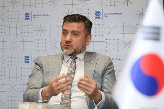 에스토니아 정부가 수교 30여 년 만인 지난해 '한국 주재 대사'로 처음 발령한 슈베데 대사. 많은 한국인들이 에스토니아를 찾게 될 것이라는 그는 "북극의 추위와 열대 기후를 경험할 수 있는 한국 관광 자원도 매력적"이라고 평가했다. 작년 8월 네 식구와 함께 한국 땅을 밟은 그는 한국의 여름과 가을 겨울을 경험한 데 이어 봄을 맞고 있다. 최주연 기자