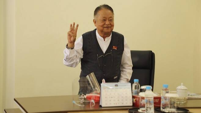 쿠데타 직후 연행된 아웅 산 수 치의 ‘시민 불복종 운동’ 메시지를 전한 직후, 저항을 뜻하는 세 손가락을 펼쳐 보이고 있는 윈 테인(80) 상원의원.  곧바로 연행돼 징역 20년형을 선고받았다.