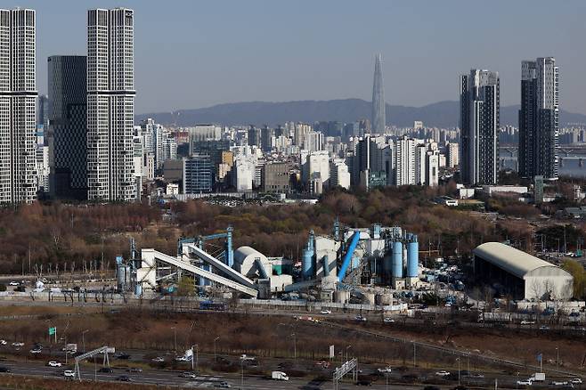 3월 28일 오후 서울 성동구 삼표레미콘 성수공장 해체공사 착공식이 열렸다. 공장은 공장 가동 44년 만에 6월 말까지 완전히 철거된다. / 연합뉴스