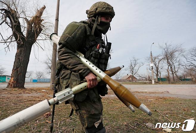 3월31일(현지시간) 친러시아군 병사들이 우크라이나 남부도시 마리우폴에서 대전차 유탄 발사체를 운반하고 있다. © 로이터=뉴스1 © News1 김민수 기자