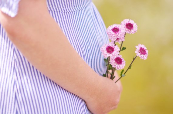 임신한 여성의 몸에서는 임신을 유지하기 위해 여성호르몬의 일종인 프로게스테론이 다량 분비된다. 프로게스테론은 모발이 퇴행기로 접어들어 탈락하는 것을 막는다. 출산 후 산후 탈모가 시작되는 이유다. Photo by Ashton Mullins on Unsplash