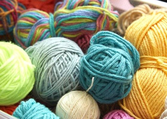 위빙에 사용하는 실의 종류는 제약이 없다. 다만 경사로 삼을 실은 천을 지탱하는 기둥 역할을 하기 때문에 튼튼한 소재를 골라야 한다.