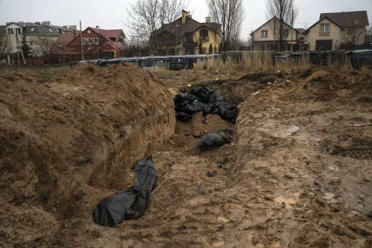 부차서 발견된 민간인 추정 시신들 : 우크라이나 수도 키이우 인근 부차에서 3일 발견된 구덩이에 검은 비닐백에 담긴 시신들이 놓여 있다. 러시아군이 우크라이나인들을 살해한 뒤 집단 암매장한 것으로 추정된다.  AP 뉴시스