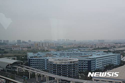 【선전=뉴시스】문예성 기자 = 지난 11월9일 중국 광둥성 선전시에 위치해 있는 최대 전기차 비야디(BYD) 본사 옥상에서 바라본 회사 전망. 2016.11.21