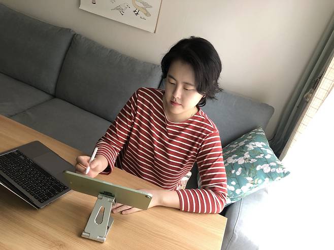 웹툰을 그리고 있는 홍인혜 작가.