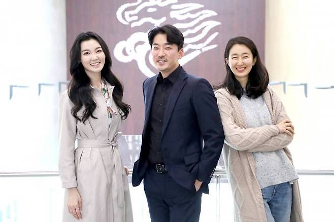 왼쪽부터 영남이공대 모델테이너과 양혜란, 안근범, 이기린 교수. (영남이공대 제공) 2022.04.05