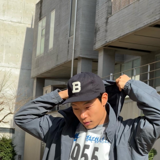 Actor Ryu Jun-yeol has certified Daily Look.Ryu Jun-yeol posted a short description of daily difference on his instagram on the 5th and posted a picture of the current situation.In the public photos, there is a picture of Ryu Jun-yeol, who has been fashionable with sporty items such as hats and high-tops.In the photo of Ryu Jun-yeol, who is well known as a fashionista, fans also cheered with comments such as cute.On the other hand, Ryu Jun-yeol chose Money Game as his next work. Money Game is an 8-part drama adapted by Bae Jin-soos webtoon Pie Game and Money Game.When a death toll comes out in a space where social infrastructure is cut off, eight participants repeat cooperation and antagonism in the extreme setting where the Game ends.