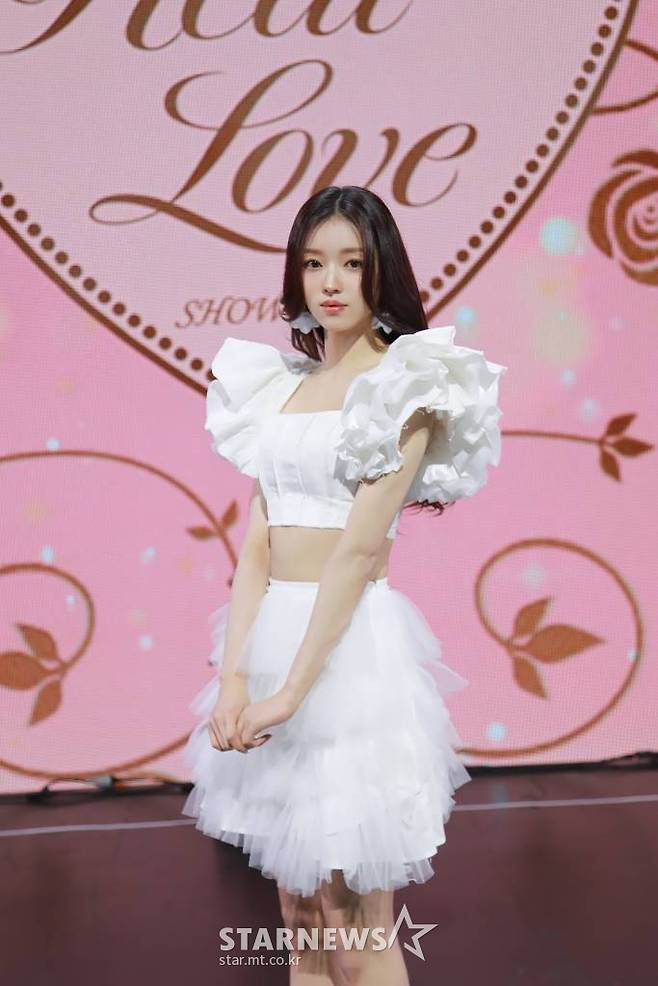 걸그룹 오마이걸(OH MY GIRL) 유아가 28일 오후 온라인 생중계로 진행된 두 번째 정규 앨범 '리얼 러브'(Real Love) 발매기념 쇼케이스에 참석해 포즈를 취하고 있다. 이번 앨범에는 타이틀 곡 '리얼 러브'를 비롯해 '드립'(Drip), '이든'(Eden), '리플레이'(Replay), '패러슈트'(Parachute), '키스 앤 픽스'(Kiss & Fix), '블링크'(Blink), '디얼 로즈'(Dear Rose), '항해'(Sailing Heart), '리얼러브(INST.)' 등 총 10개의 트랙이 수록됐다. /사진제공=WM엔터테인먼트 2022.03.28 /사진=이동훈 기자 photoguy@