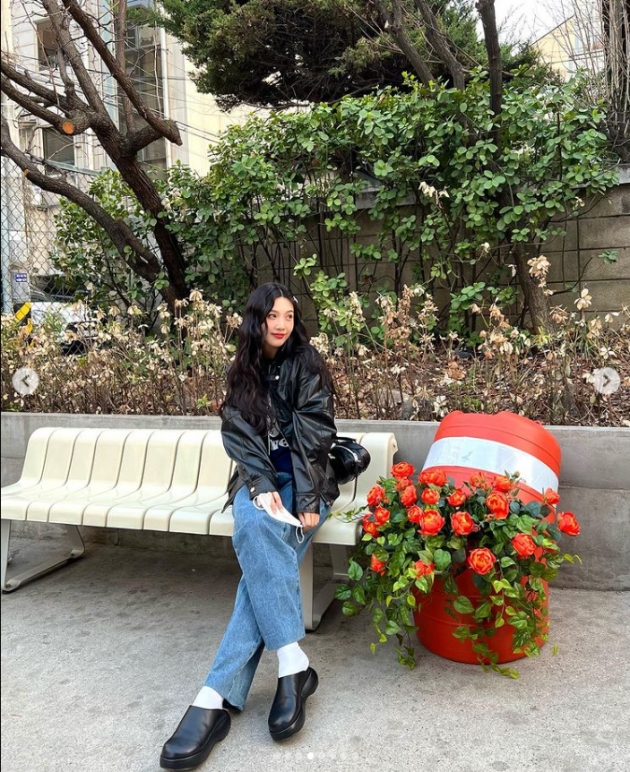 Group Red Velvet Joy has told of his routine.Red Velvet member Joy posted photos on her Instagram page on Wednesday.In the open photo, Joy, who changed her hairstyle with a pogle pogle firm, is shown.Meanwhile, Red Velvets new mini album The ReVe Festival 2022 - Feel My Rhythm was released on March 21 at 6 pm on various music sites.Photo: Red Velvet Joy SNS