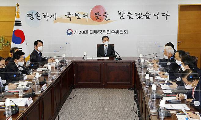 윤석열 대통령 당선인이 5일 서울 종로구 통의동 제20대 대통령직인수위원회에서 간사단회의를 주재하고 있다. 인수위 사진기자단