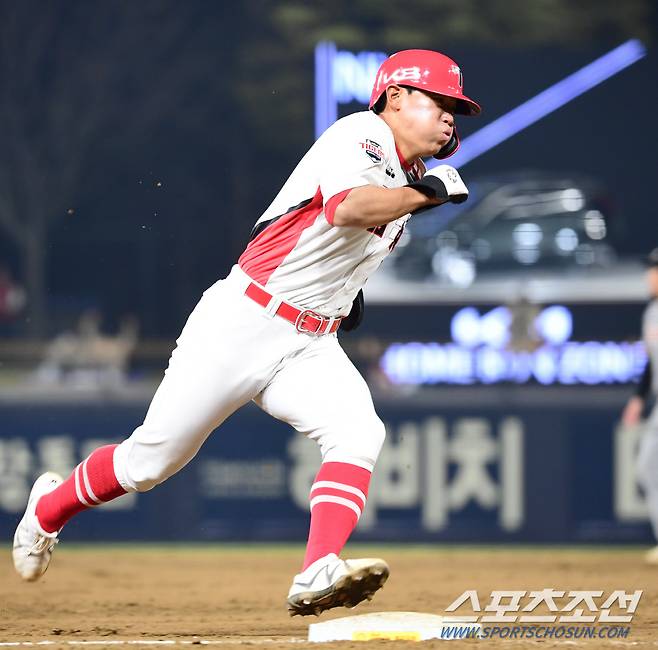 KIA 김도영이 6회말 무사 1,2루에서 박찬호 적시타때 홈을 향해 질주하고 있다.