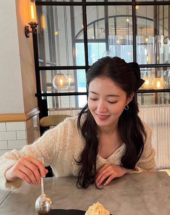 Actor Lee Se-young has reported his recent situation.Lee Se-young posted several photos on April 7 with his article Pretty in his instagram.In the photo, Lee Se-young spends time in a cafe with a large ribbon pin on a clean ivory cardigan, and his face is so lovely before eating dessert.After the end of Red End of Clothes Retail, the more beautiful recent situation made the fans feel excited.The netizens who watched this responded such as Styling is so beautiful these days and I will look forward to the next work.On the other hand, Lee Se-young performed in MBC Drama Red End of Clothes Retail.