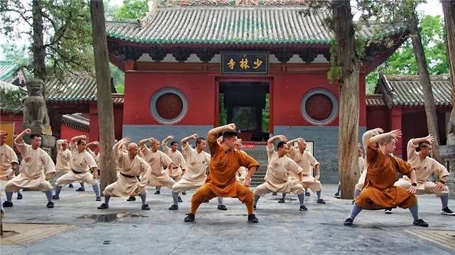 소림사 승려들이 무술을 연마하는 모습 (출처=바이두)