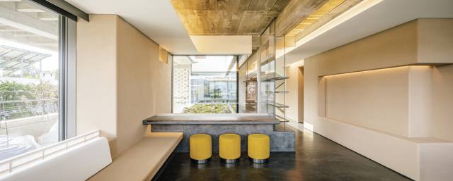 서울 종로구 가회동 ‘가회동 두 집’ 양옥 내부 모습. 천장에 기존 콘크리트 흔적이 남아 있다. 김인철·원오원팩토리